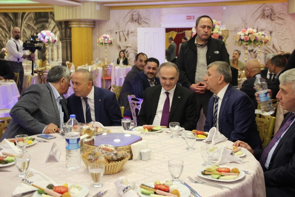 Bakan Özlü, Menemenli sanayici ve iş adamlarıyla buluştu