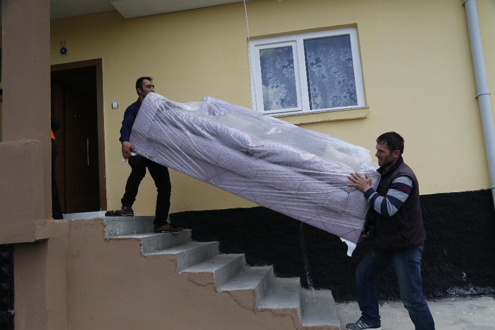 Gölbaşı Belediyesi’nden evi yanan aileye yardım eli