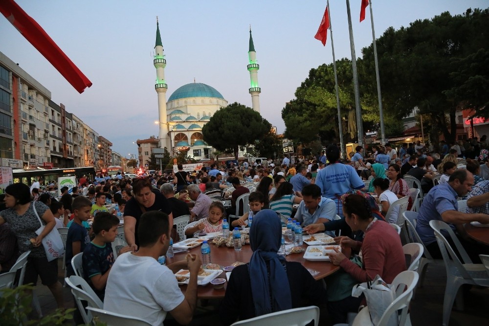 Gaziemir’de ‘Halil İbrahim sofraları’