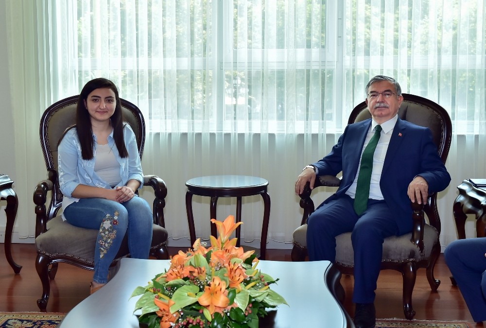 Bakan Yılmaz, tıp fakültesini kazanan meslek lisesi mezunu Nuriye Kalkmaz’ı kabul etti