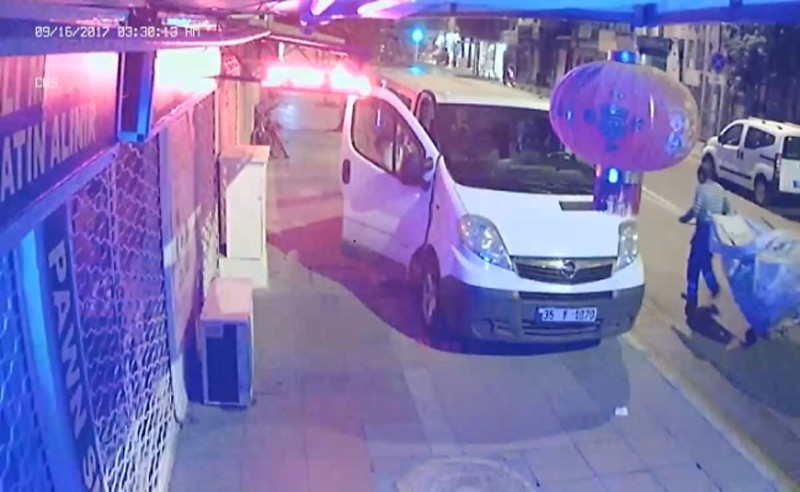 Aracın camını kıran hırsızın rahat tavırları kamerada