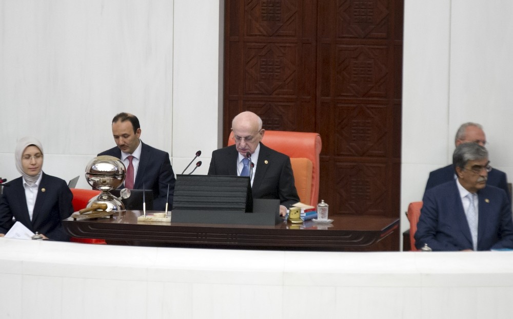 Meclis’te bir ilk, Meclis Başkanı Kahraman frak giymedi