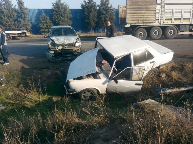 Aliağa’da iki araç kafa kafaya çarpıştı: 3 yaralı
