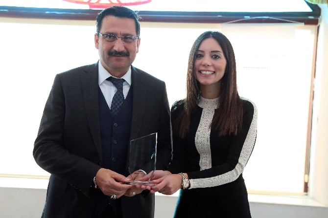 Keçiören Belediyesi öğrenciler için burs etkinliğine ev sahipliği yaptı