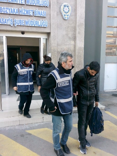 ÇATI HIRSIZLARI KISKIVRAK YAKALANDI