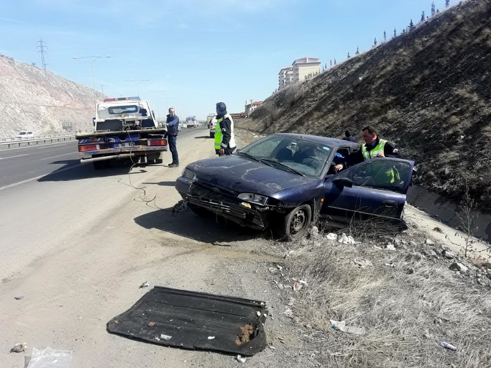 Yol ortasında arıza yapan otomobile kamyon çarptı: 3 yaralı