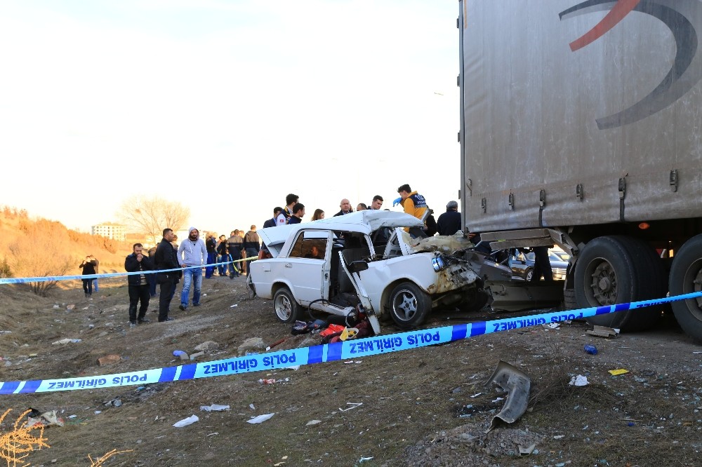 Ankara’da otomobil, tıra arkadan çarptı: 1 ölü, 2 ağır yaralı
