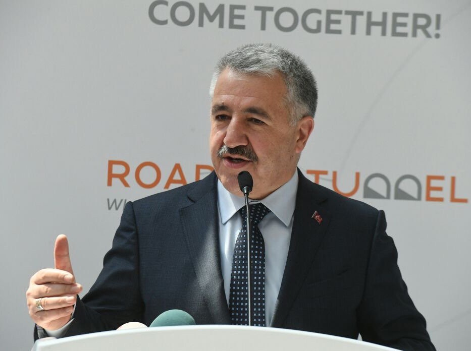 Bakan Arslan’dan İzmir’e köprü ve batırma tüp geçit müjdesi