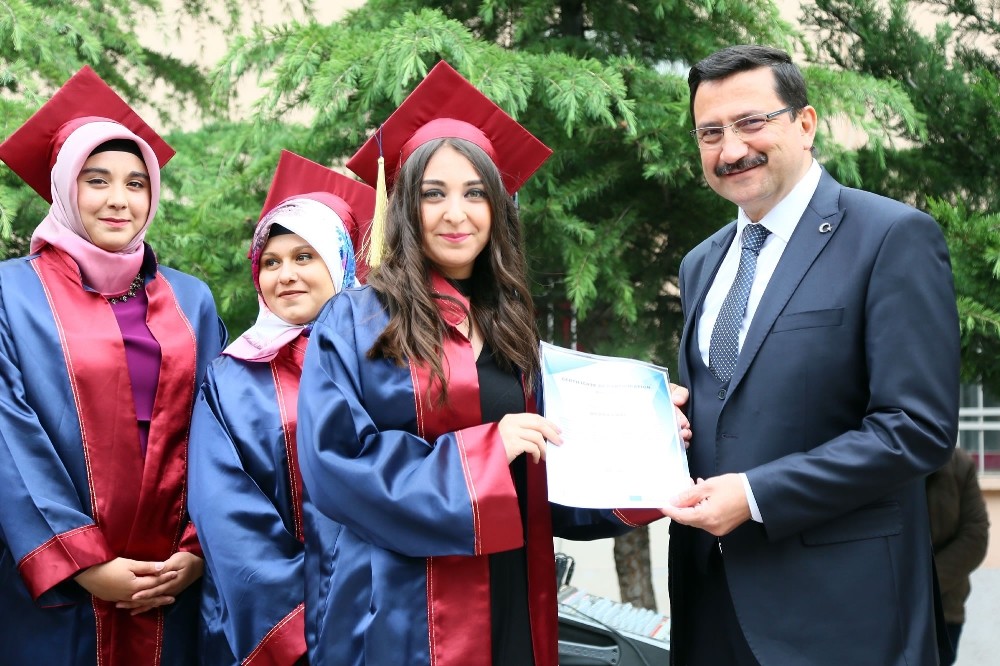 Başkan Ak mezuniyet törenine katıldı