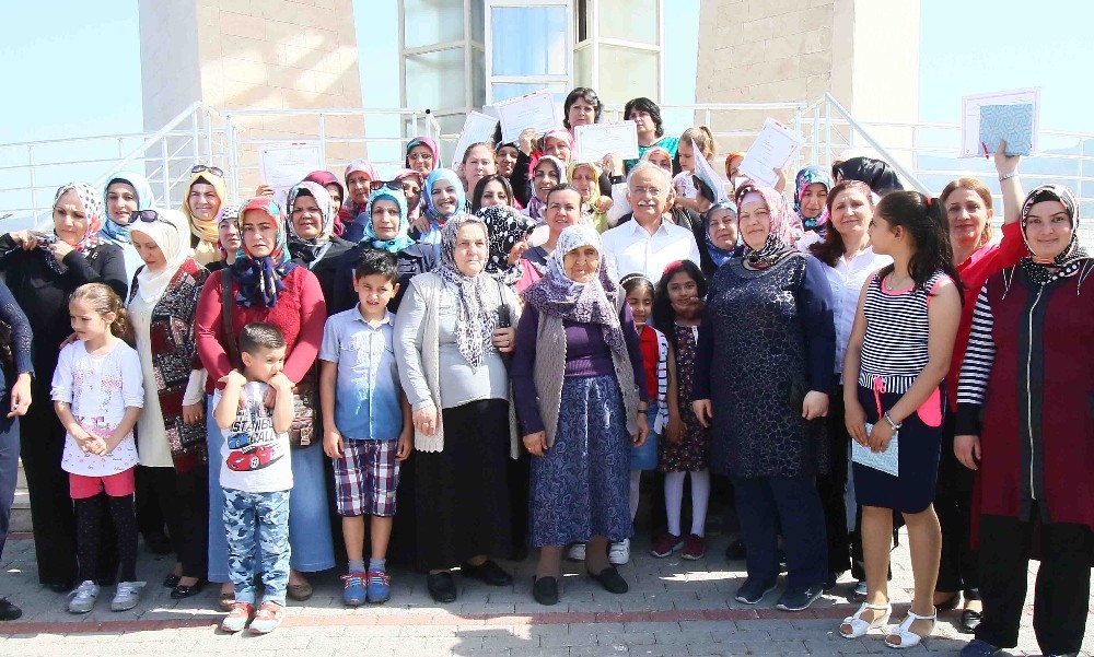 Okuma yazma bilmeyen kadınlar azmederek öğrendiler