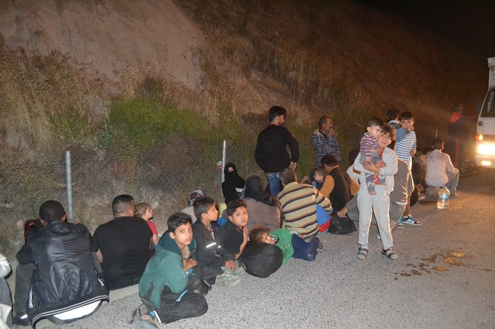 İzmir’de kamyonetin kasasında 47 göçmen yakalandı