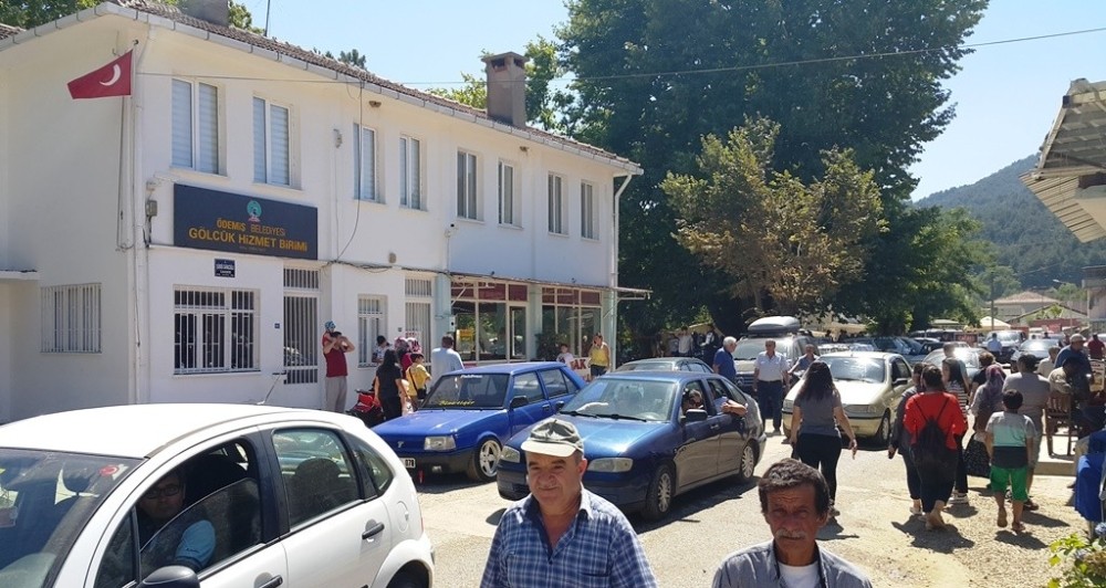 Sıcaktan bunalanlar göl kıyısında serinledi