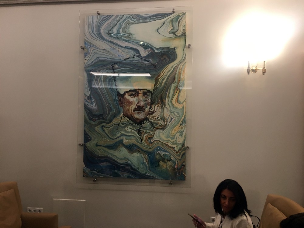 Muhalefet kulisindeki Atatürk portresi ve resimler yenilendi