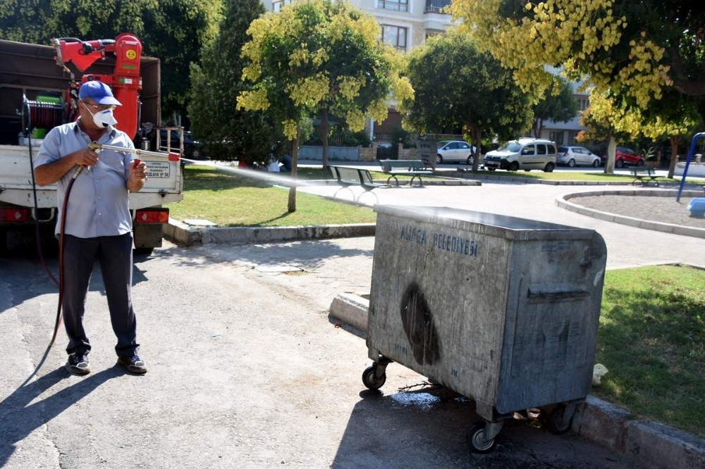 Aliağa’da haşerelere karşı sokaklar ilaçlanıyor