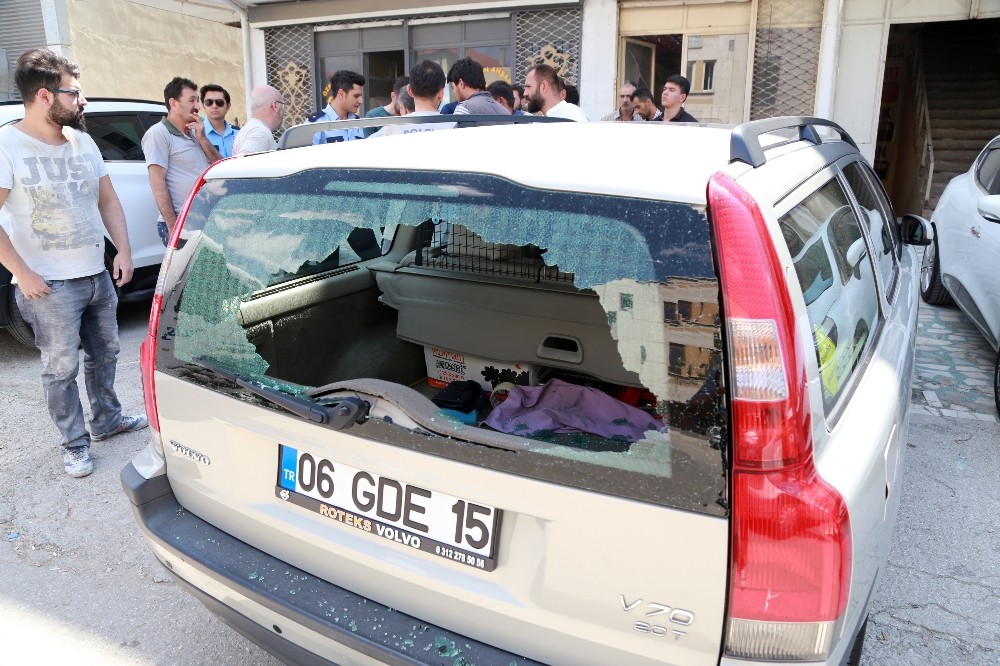 Arabanın bagaj camını kırıp 70 bin TL çaldılar