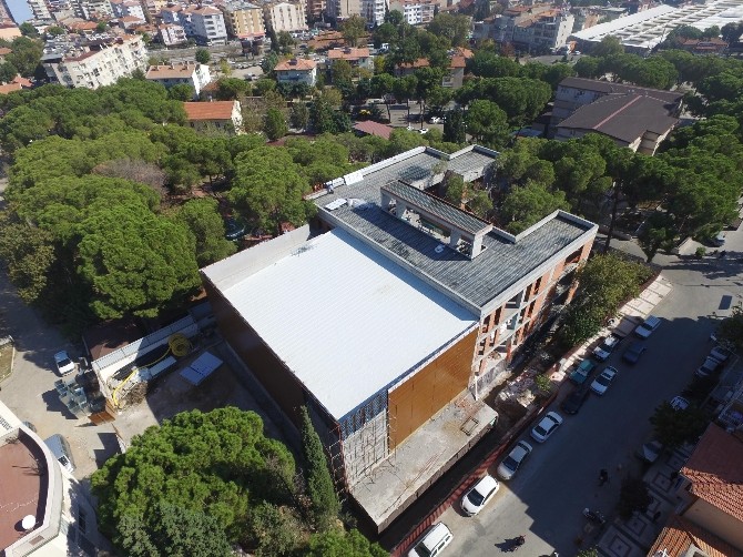 Alaşehir Gençlik Merkezi hızla yükseliyor
