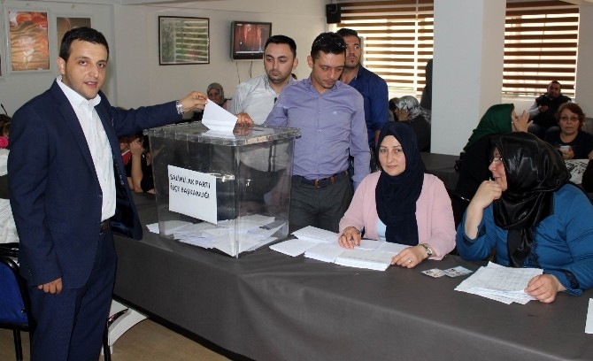 AK Partililer ilçe başkanı belirlemek için temayüle gitti
