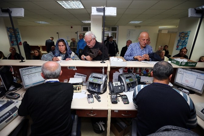 Konak’ta vezneler hafta sonu da açık
