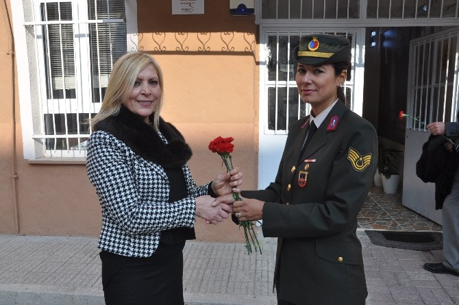 Jandarma öğretmenlere çiçek verip Öğretmenler Gününü kutladı