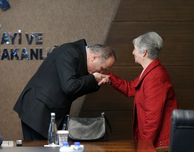 Bakan Özlü ilkokul öğretmenleri ile bir araya geldi
