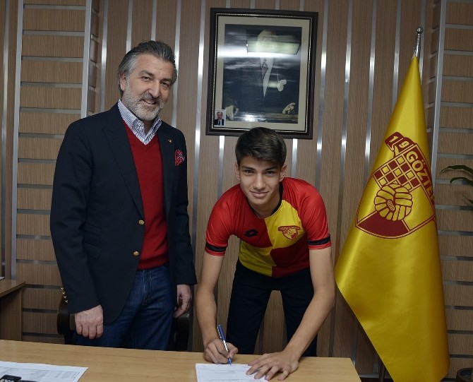 Göztepe, 16 yaşındaki kaleciyi profesyonel yaptı