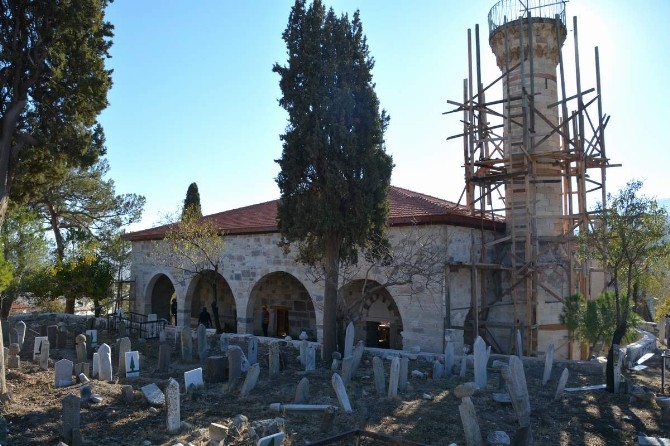 Aliağa’da 7 asırlık cami ayağa kaldırılıyor