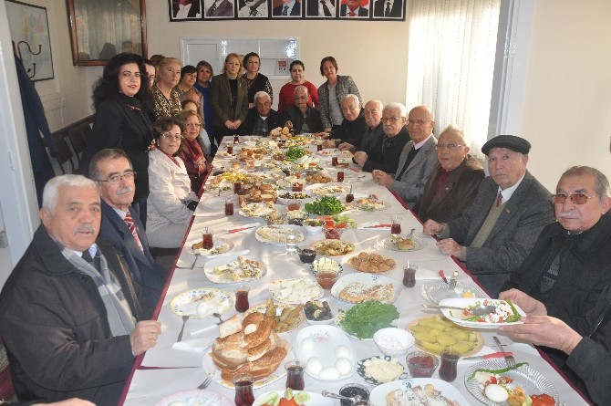 CHP’li kadınlar köy enstitülü öğretmenleri unutmadı