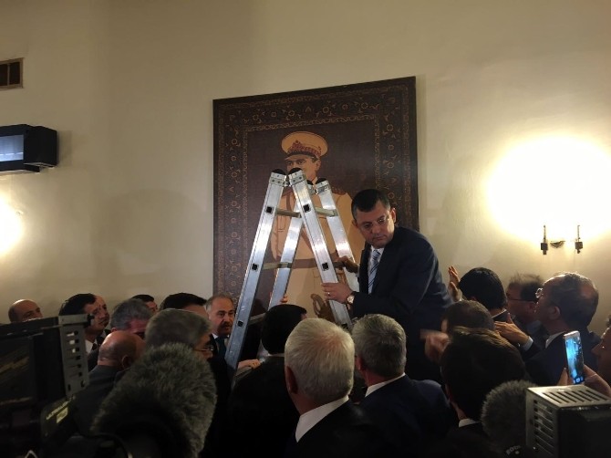TBMM’de muhalefet kulisindeki Atatürk resmi yerine asıldı