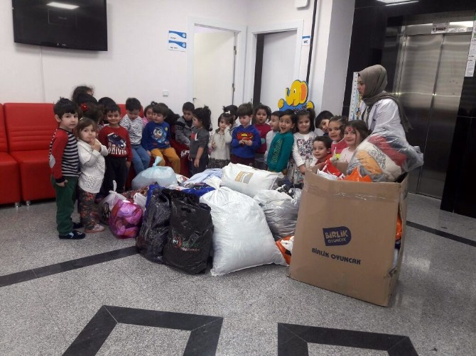 Öğrenciler oyuncaklarını Halepli kardeşleriyle paylaştı
