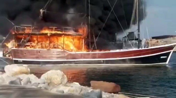 Lüks tekne alev topuna döndü
