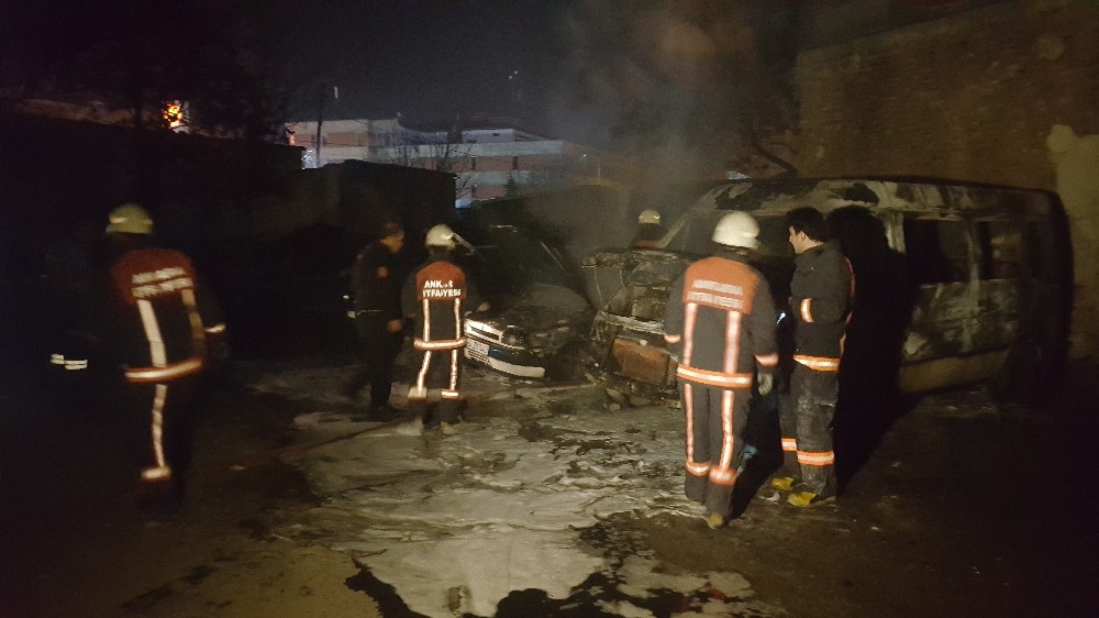 Başkent’te park halindeki 4 araç yandı