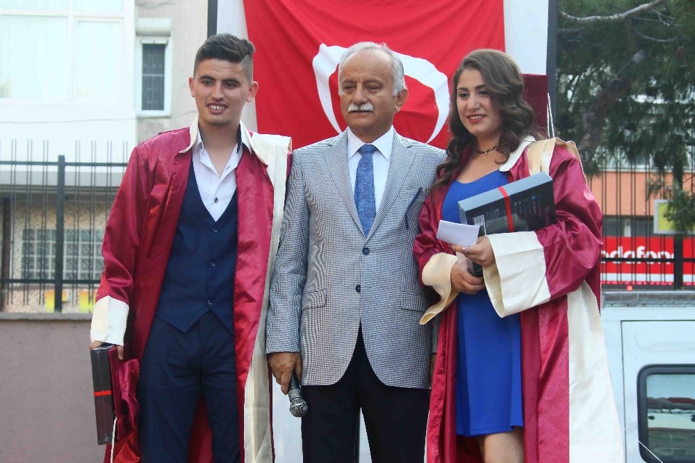 Öğrenciler diplomalarını Başkan Karabağ’dan aldı