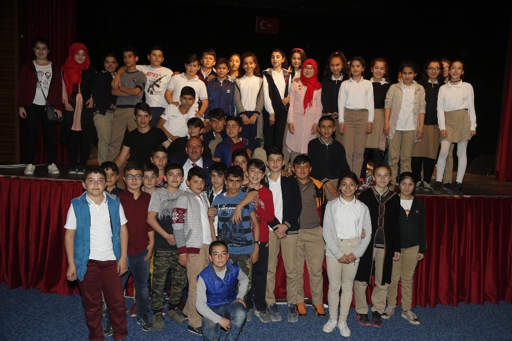 Gölbaşı’nda 10 bin öğrenci tiyatro ile buluştu