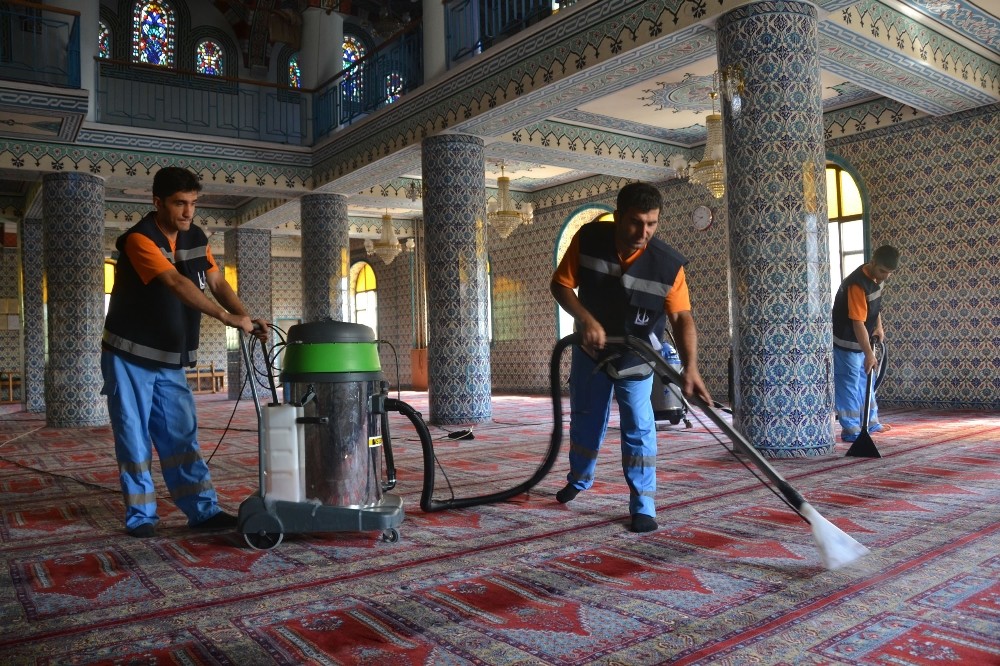 Keçiören’in camileri bayrama hazır