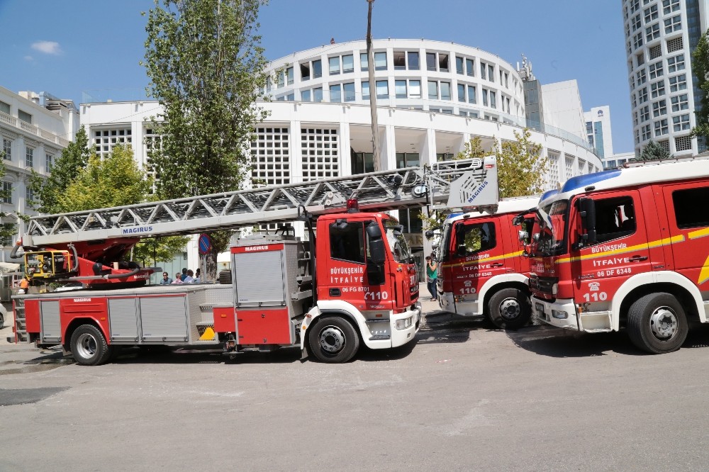 Başkent’te AVM’de yangın paniği