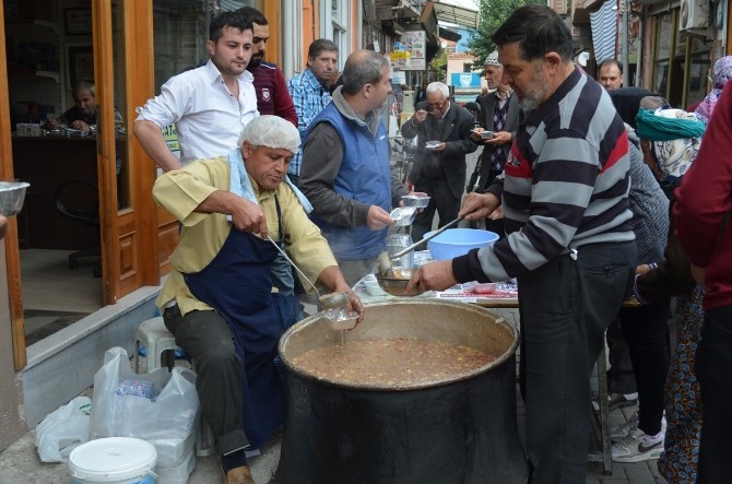 Çarşı esnafı aşure dağıttı