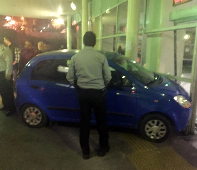 Otomobiliyle acil servise girdi