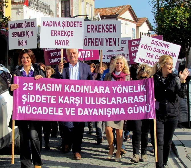 Çeşmeli kadınlar ’şiddete’ karşı yürüdü