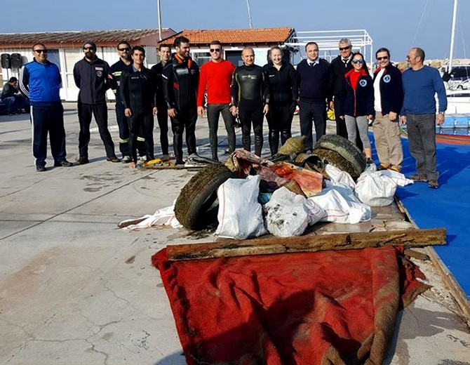 Çeşme’de deniz dibi temizliği yapıldı