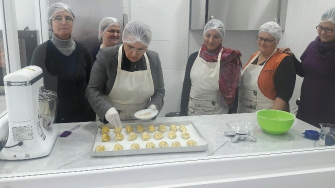 Başkan Uyar, Urlalı kadınların üretimine katıldı