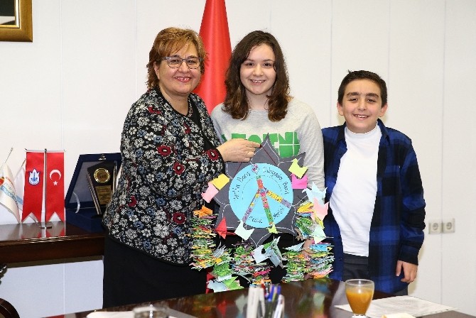 Hediyeleri ‘barış’ oldu