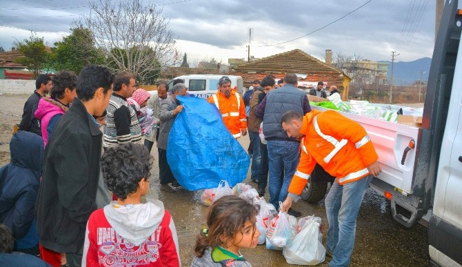 Torbalı’da Suriyeli mültecilere erzak yardımı