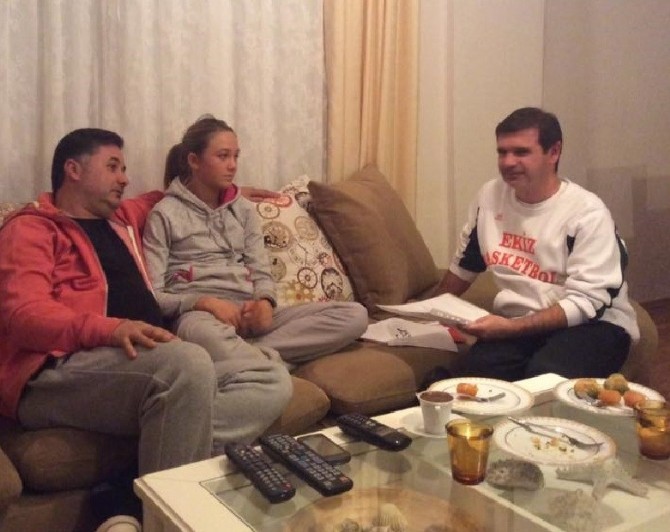 Basketbolcu çocukların velilerine evlerinde ziyaret