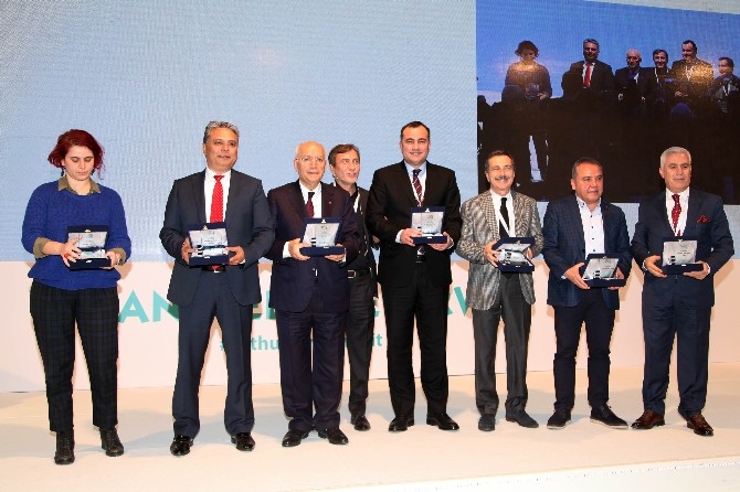 İnsani Gelişme Zirvesi’nde Yenimahalle’ye plaket