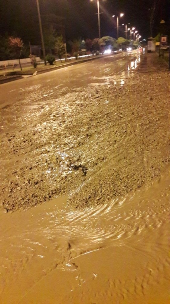 Başkent’te taşan derenin suları hayatı felç etti