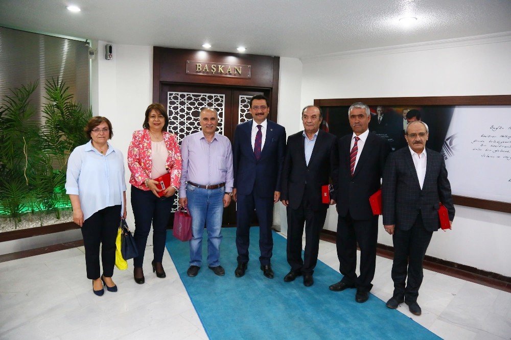 Başkan Ak’tan emekli personele teşekkür plaketi