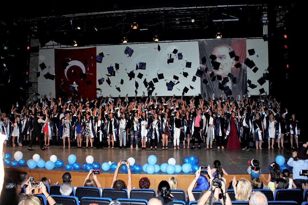 Sağlıkçıların mezuniyet sevinci