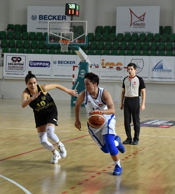 Bornova Beckerspor liderliğini perçinledi