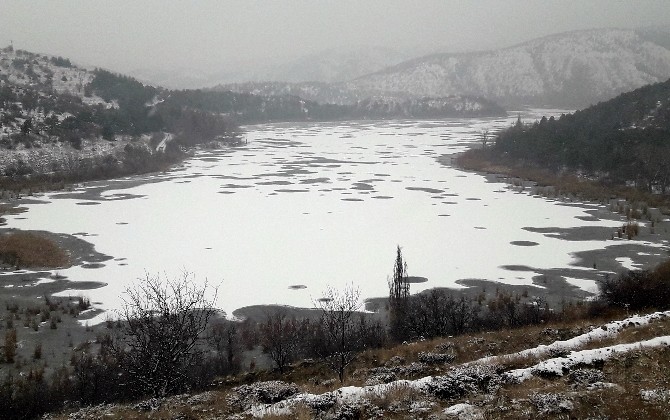 Buz tutan Eymir Gölü’nden kartpostallık görüntüler
