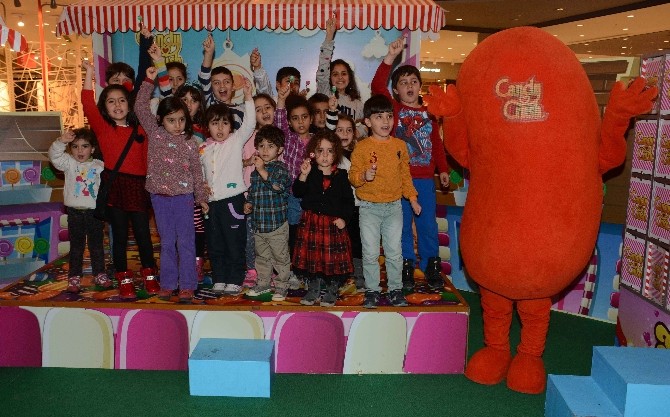 Meşhur şeker patlatma oyunu Candy Crush İzmir Optimum’da